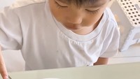 Menu makanan Arthur tergolong sehat banget nih! Ia makan irisan alpukat, omelette, tomat, dan sayuran hijau. Tak lupa dirinya berdoa sebelum makan.