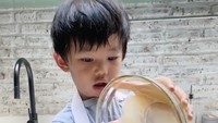 Begini pose serius Arthur saat menuangkan adonan telur ke wajan. Tentu saja semua proses ini diawasi orang dewasa agar keselamatan Arthur terjaga.