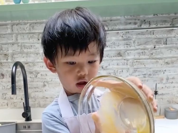 Gemas! Begini 10 Gaya Arthur, Anak Chef Arnold Saat Masak