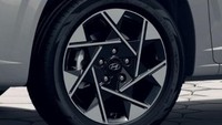 Hal menarik lainnya ialah desain velg Stargazer berbentuk atraktif seperti kipas dengan jumlah baut lima buah. Warna velg itu juga dilabur dengan kelir dual tone. Ukuran velg menggunakan ring 15 inch untuk varian Active, sementara trim Trend, Style, dan Prime menggunakan ring 16 inch. Foto: Hyundai