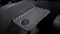 Ada juga meja lipat di baris kedua, yang biasanya hanya tersedia pada MPV premium. Foto: Hyundai