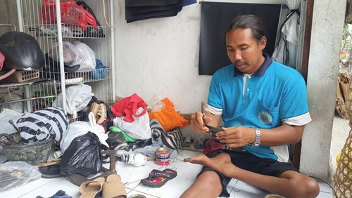 I Ketut Merta saat ditemui di toko sol sepatunya, Jumat (15/7/2022)