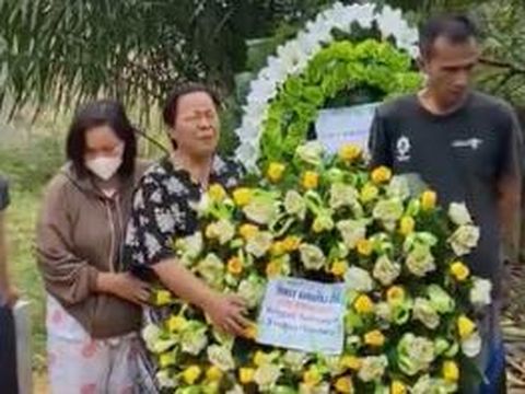 Rosti Simanjuntak menangis usai jenazah anaknya Brigadir Yoshua dimakamkan. (foto: istimewa)