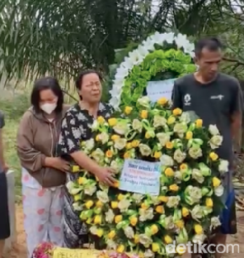 Ibunda Brigadir J menangis usai anaknya dimakamkan.
