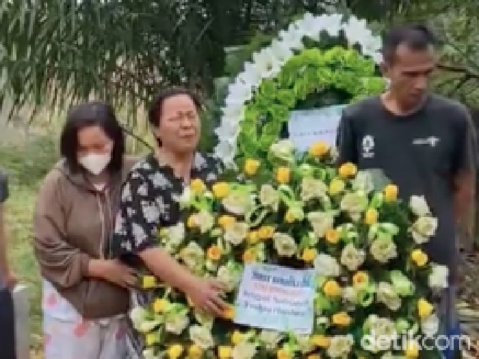 Ibunda Brigadir J menangis usai anaknya dimakamkan.