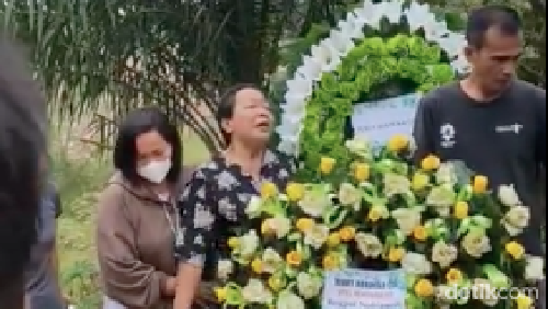 Ibunda Brigadir J menangis usai anaknya dimakamkan.