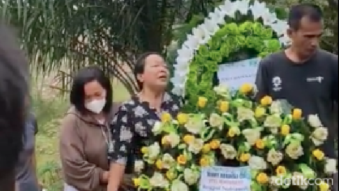 Ibunda Brigadir J menangis usai anaknya dimakamkan.