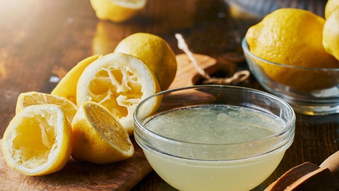 Ilustrasi Tes Kepribadian bowl full of freshly squeezed lemon juice shot with selective focus