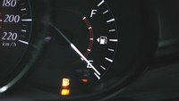 Lampu Indikator Bensin Menyala, Mobil Masih Bisa Melaju Berapa Km?