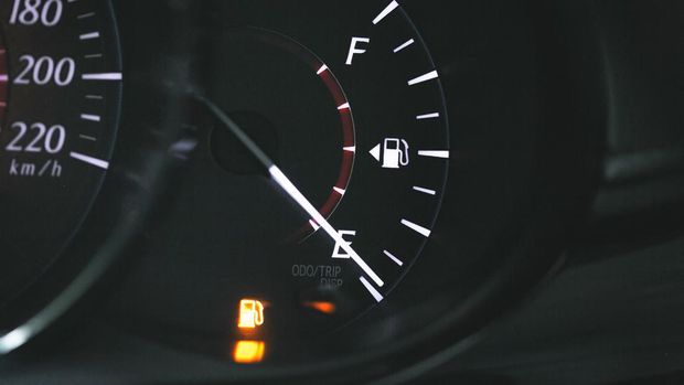 Bukan ‘Kosong’, inilah arti sebenarnya dari huruf E pada panel bahan bakar mobil dan motor.