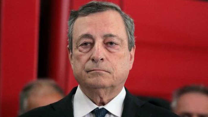 Italian Prime Minister  Mario Draghi gives a press conference at Canazei Fire Brigade on July 4, 2022, one day after an ice avalanche sparked by the collapse of the largest glacier in the Italian Alps killed at least six people and injured eight others. (Photo by Pierre TEYSSOT / Teyssot / AFP)