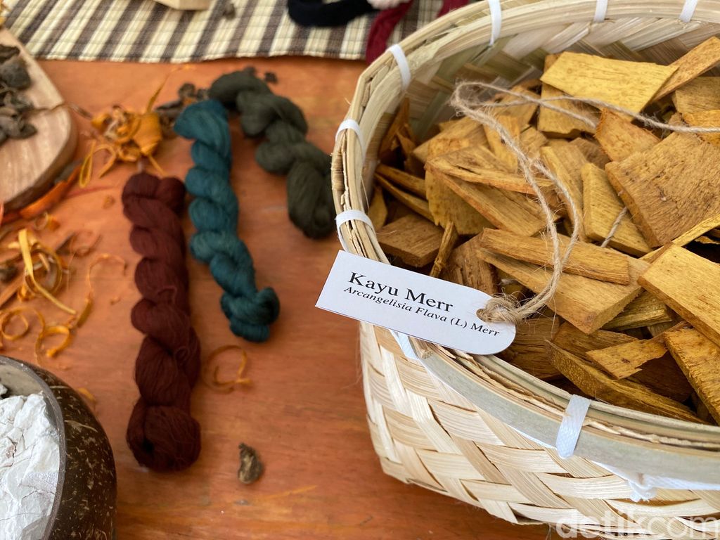 Jabu Borna Tobatenun Proses pewarnaan alam di Jabu Borna yang didirikan Tobatenun di Pematang Siantar, Sumatera Utara.