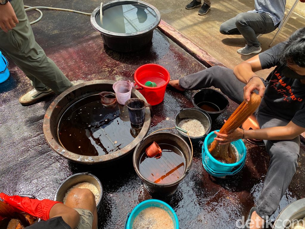 Proses pewarnaan alam di Jabu Borna yang didirikan Tobatenun di Pematang Siantar, Sumatera Utara.