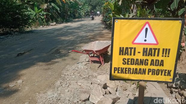 Jalan Desa Kebon-Beluk, Kecamatan Bayat, Klaten mletre diuruk, Jumat (15/7/2022).