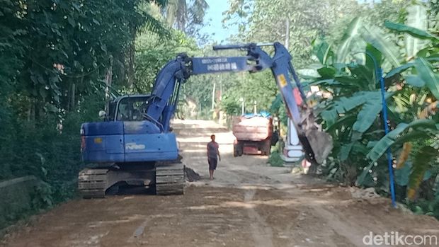 Jalan Desa Kebon-Beluk, Kecamatan Bayat, Klaten mletre diuruk, Jumat (15/7/2022).