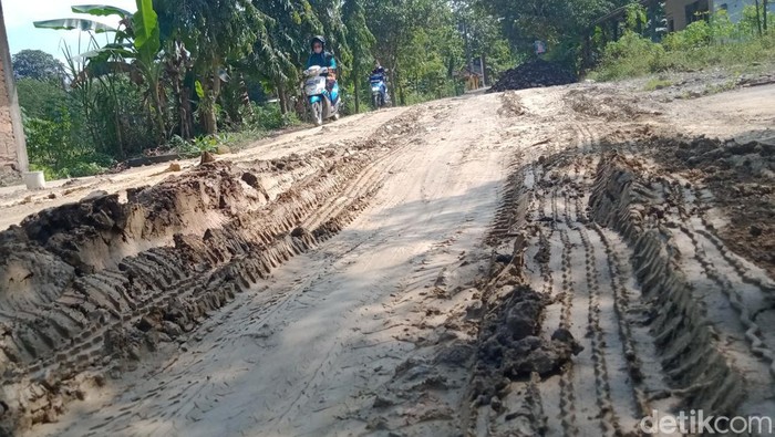 Jalan Desa Kebon-Beluk, Kecamatan Bayat, Klaten mletre diuruk, Jumat (15/7/2022).