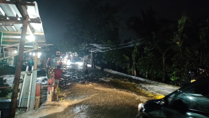 Jalan Pitara Raya, Depok, terendam banjir, Jumat (15/7/2022) pukul 21/30 WIB.