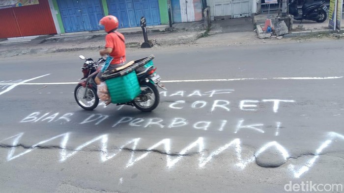 Jalan Srengat Blitar dicoret-coret