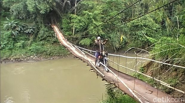 Jembatan gantung berusia 15 tahun di Sukabumi terancam putus.