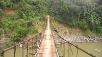 Foto: Jembatan itu adalah satu-satunya akses terdekat ke daerah seberang, meskipun kondisinya sudah memprihatinkan warga tidak punya pilihan selain memaksakan diri untuk melintas (Istimewa).
