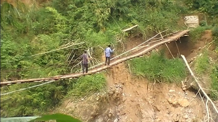 Jembatan gantung di Sukabumi terancam putus.