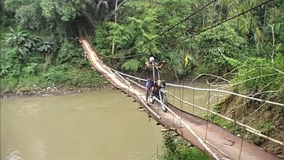 Memprihatinkannya Kondisi Jembatan Gantung di Sukabumi yang Terancam Putus