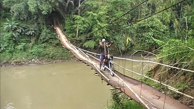 Jembatan gantung di Sukabumi terancam putus.