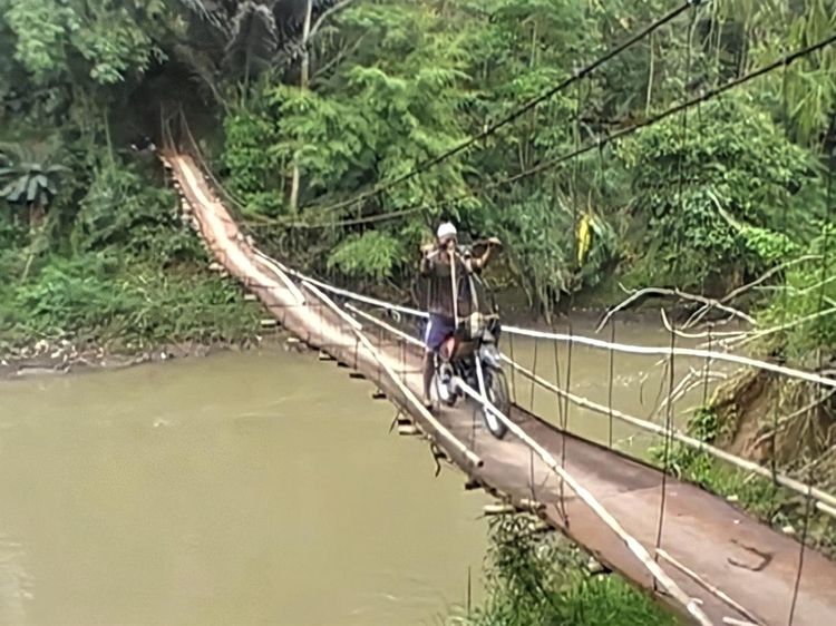 Memprihatinkannya Kondisi Jembatan Gantung di Sukabumi yang Terancam Putus