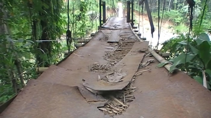 Jembatan gantung di Sukabumi terancam putus. Jembatan gantung di Sukabumi terancam putus.