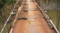 Foto: Jembatan tersebut dibangun secara swadaya pada 2007 lalu. Jembatan itu menghubungkan aktivitas warga Kampung Gunung Batu, Desa Bojongjengkol, Kecamatan Jampang Tengah dengan Kampung Sawahbera, Deaa Sukamanah, Kecamatan Cikembar  (Istimewa).