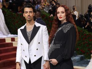 Sophie Turner Merana Usai Melahirkan, Dipaksa Joe Jonas Eksis di Red Carpet