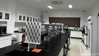 Semua fasilitas laboratorium di pusat riset BRIN ini juga disebut Fahrurrozi dalam keadaan baik. Ada laboratorium budidaya, pasca panen, analisa, bioproduk, hingga karakterisasi yang dilengkapi alat-alat canggih.  Foto: Rahma Indina Harbani
