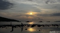 Hanya dengan berjalan kaki sedikit dari pusat riset ini, kamu bisa langsung disambut dengan pemandangan sunset ini, detikers. Kantor pusat riset di BRIN dan pemandangan tiga gili hanya terpisah dengan pagar saja. Foto: Rahma Indina Harbani