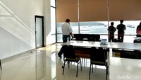 Lokasi pusat riset ini juga tidak hanya berdekatan dengan tempat wisata seperti Pantai Senggigi. Usut punya usut, ternyata lokasi kantor memang berhadapan langsung dengan pantai, detikers. Common room kantor tersebut bahkan berhadapan langsung dengan tiga gili (Gili Air, Gili Meno, dan Gili Trawangan) bak hotel. Foto: Rahma Indina Harbani