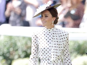 Inspirasi Gaya Kate Middleton Pakai Baju Polka Dot, Klasik Hingga Playful
