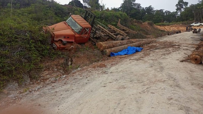 Kondisi lokasi kecelakaan yang mengakibatkan kernet tewas di Madina (Istimewa/Polsek Muara Batang Gadis)