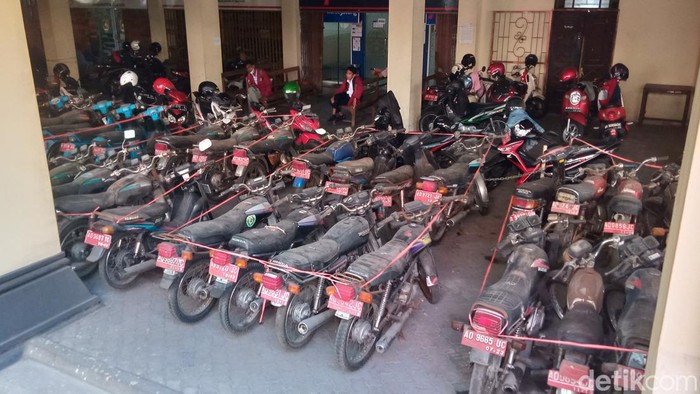 Kendaraan plat merah rusak yang diparkir di Pemkab Klaten, Jumat (15/7/2022).
