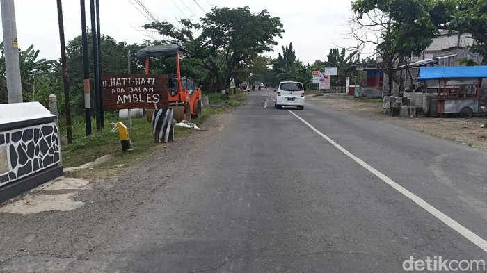 Kondisi jalan yang ambles di Gubug, Grobogan, Jumat (15/7/2022).