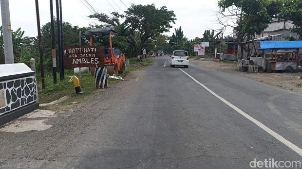 Kondisi jalan yang ambles di Gubug, Grobogan, Jumat (15/7/2022).