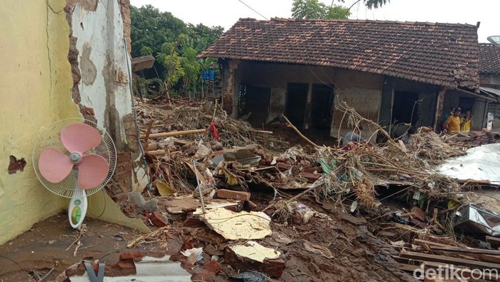 Kondisi terkini Desa Bulumanis Kidul, Kecamatan Margoyoso, Pati, Jumat (15/7/2022), usai diterjang banjir bandang.