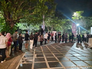 Antusias Warga Surabaya Serbu LEXICONCERT Isyana di DBL