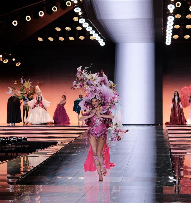 Salah satu penampilan yang ditunggu-tunggu adalah parade Kostum Nasional. Kali ini wanita asal Jawa Timur itu mengenakan kostum bernuansa pink-ungu yang terinspirasi dari berbagai jenis flora Indonesia. Foto: Instagram
