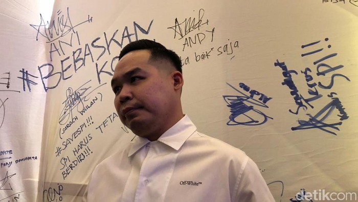 Kuasa Hukum JE Jeffry Simatupang saat diwawancarai awak media.