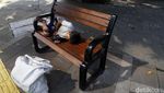 Lelah Memulung, Bocah Ini Tertidur Pulas di Kursi Trotoar