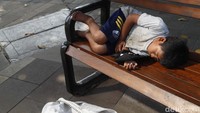 Nasibnya kurang beruntung, di saat anak lain seusianya masih sekolah, dia terpaksa memulung.