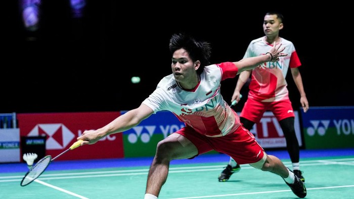 BIRMINGHAM, ENGLAND - MARCH 18: (CHINA OUT) Leo Rolly Carnando (R) and Daniel Marthin of Indonesia compete in the Mens Doubles quarter finals match against He Jiting and Tan Qiang of China on day three of the Yonex All England at Utilita Arena Birmingham on March 18, 2022 in Birmingham, England. (Photo by Shi Tang/Getty Images)