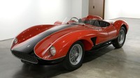 Pertama, ada Ferrari 500 TRC Spyder 1957 dengan warna merah.