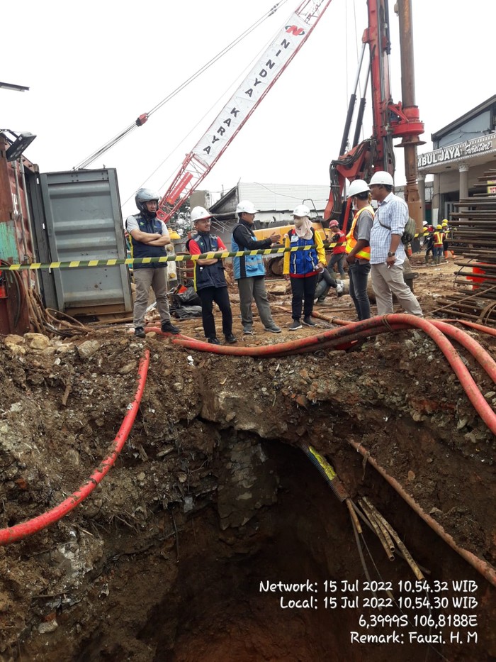 Lokasi pipa bocor gara-gara kena bore pile underpass Dewi Sartika, Depok, Jawa Barat. (Dok PT Tirta Asasta Depok)