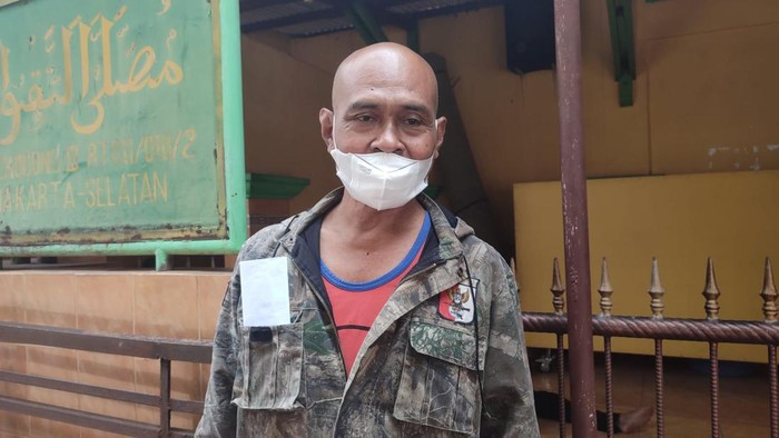 Lokasi tahlilan warga di Cilandak, Jaksel. Pemotor nyelonong lindas sajian makanan di tahlinan. Ketua RW Abdullah yang menyelenggarakan tahlilan.