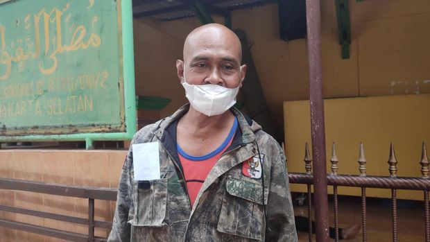 Lokasi tahlilan warga di Cilandak, Jaksel. Pemotor nyelonong lindas sajian makanan di tahlinan. Ketua RW Abdullah yang menyelenggarakan tahlilan.
